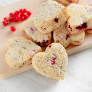 Lee más sobre el artículo SCONES DE GROSELLA
