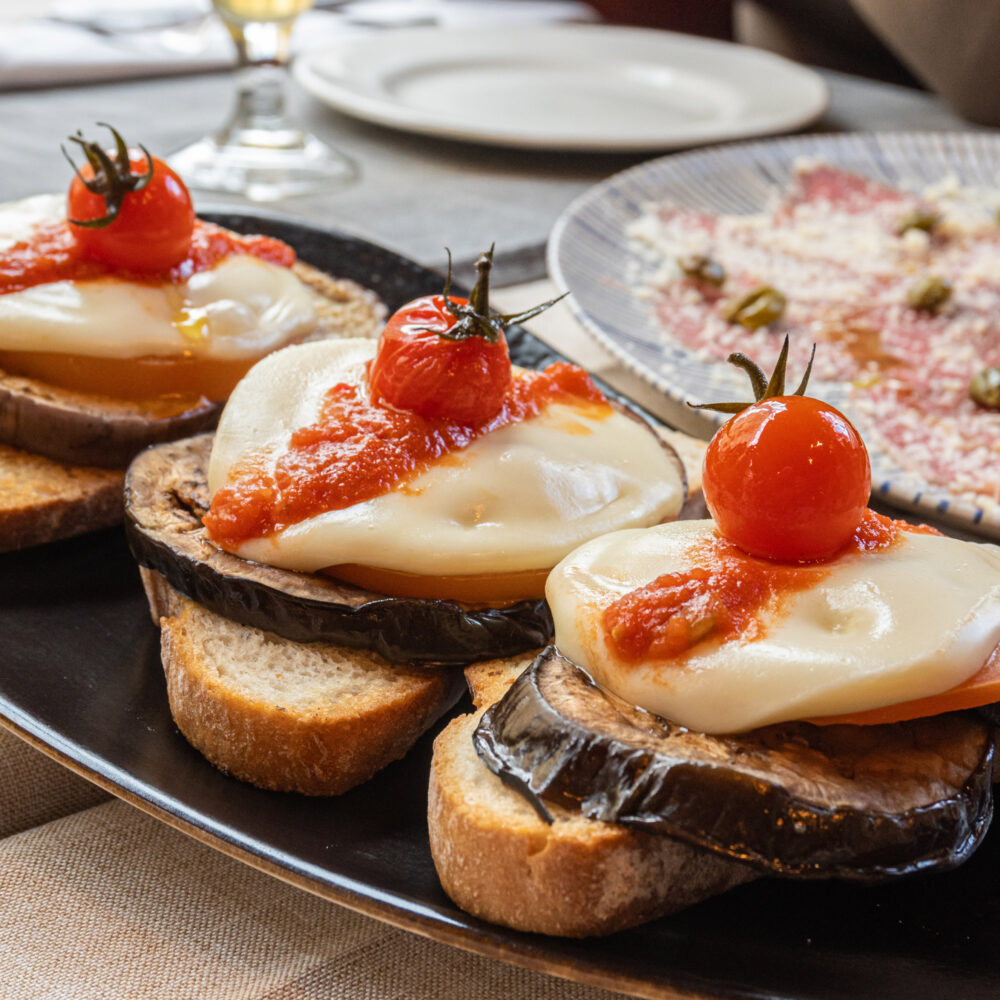 En este momento estás viendo TOSTAS DE BERENJENA, QUESO Y TOMATE ROSA