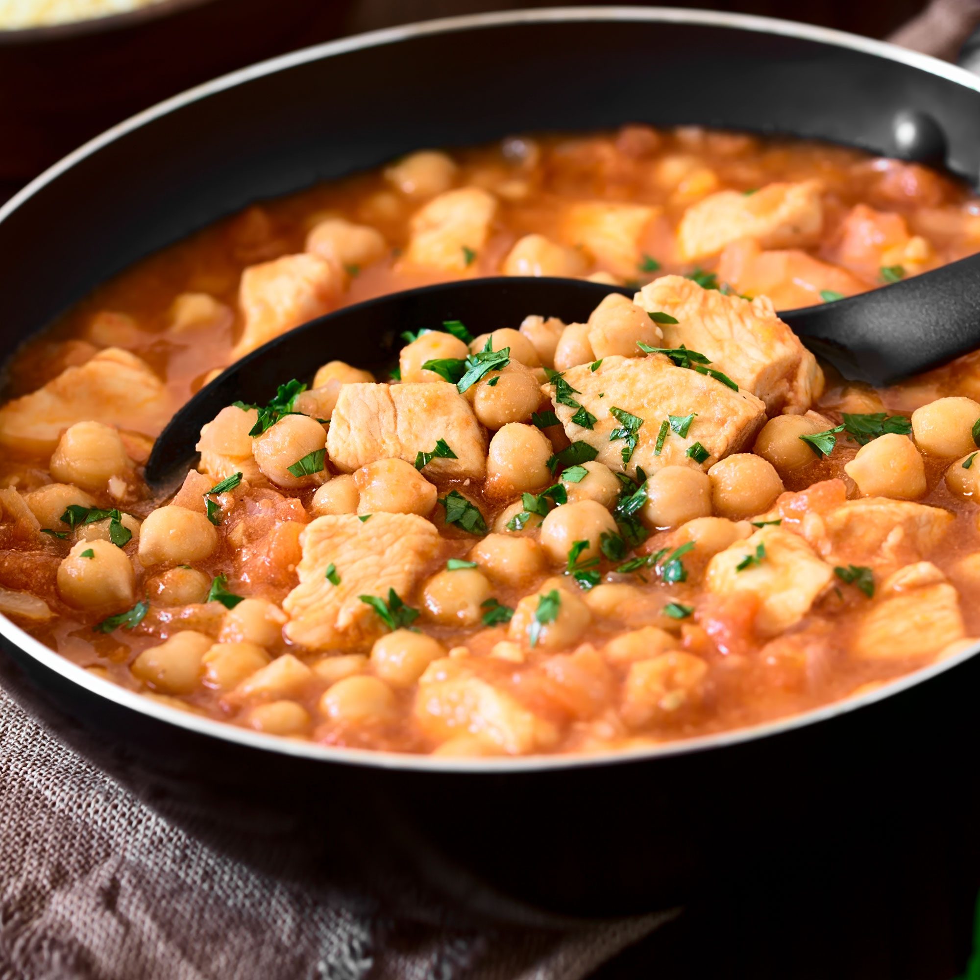 En este momento estás viendo POLLO CON  CALABACIN, GARBANZOS, A LA CERVEZA CON RAS AL HANOUT